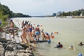 Netradičné oslavy Dňa Ústavy v Bratislave: Dunaj pokorilo 814 plavcov