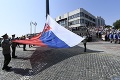 Danko vztyčoval vlajku pred parlamentom: Na stožiar dohliadali exprezidenti