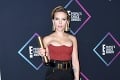 People's Choice Awards 2018: Mila Kunis desila postavou, Scarlett Johansson výstrihom