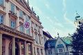Vallo sa hlási k odkazu SNP: Na bratislavskom paláci vyvesili antifašistickú zástavu