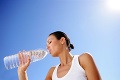 Mikroplasty sú aj vo vode z fľašky: Aký vplyv majú na ľudské zdravie?