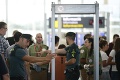 Polícia si na letisku všimla nervózneho muža: Zistili, čo skrýva pod parochňou, hneď ho brali