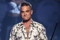 Musí utešovať otca: Macocha Robbieho Williamsa mu utiekla s jeho kamošom