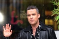 Robbie Williams dovolenkuje so sexi manželkou: Na jej zadoček v plavkách sa nevedel vynadívať