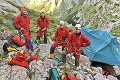 Dramatický boj o život v Tatrách: Uviaznutých jaskyniarov ratujú horskí záchranári