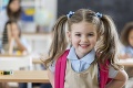 Dievčatko sa stalo hviezdou internetu: Keď rodičia uvideli, ako prišla domov zo školy, nemohli sa prestať smiať