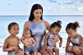 Kim Karda­shian spravila z dcér svoje malé kópie: V rovnakých plavkách boli na pláži neprehliadnuteľné