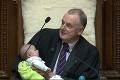 Kuriózny pohľad: Novozélandský predseda parlamentu viedol zasadnutie s bábätkom na rukách