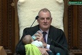 Kuriózny pohľad: Novozélandský predseda parlamentu viedol zasadnutie s bábätkom na rukách
