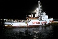 Loď Open Arms zakotvila na Lampeduse: Posledných 83 migrantov je na pevnine