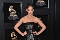 Mladučká speváčka ako femme fatale, jej kolegyňa ako chlap: Hlasujte za najlepší outfit z Grammy!