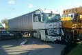 Hrozivá nehoda v Prievidzi: Zrážka dvoch nákladných a osobného auta si vyžiadala zranených