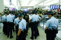 Demonštranti ochromili prevádzku letiska v Hongkongu: Policajti zasiahli proti tisíckam ľudí