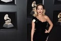 Victoria Beckham má svetoznámu speváčku v zuboch: Rita Ora jej zviedla syna!
