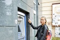 Živá atrakcia pri banskobystrickom bankomate: Malý návštevník stráži veľké peniaze!
