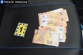 Plán im nevyšiel: Polícia zadržala štvoricu platiacu falošnými bankovkami