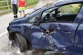 Hrozivá nehoda v okrese Trenčín: Auto prerazila tyč