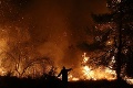S požiarom na ostrove Euboia bojuje 400 gréckych hasičov, pomáhajú aj lietadlá z Európskej únie