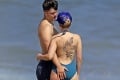 Scarlett Johansson na pláži so snúbencom: Nevedeli od seba odtrhnúť ruky