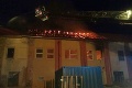 Požiar budovy v Nových Zámkoch: Hasiči evakuovali z blízkeho hotela 40 ľudí
