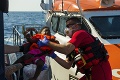 Taliansko nechce prijať bábätká z utečeneckej lode: Porušuje tým zákon?