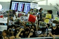 Demonštranti ochromili prevádzku letiska v Hongkongu: Policajti zasiahli proti tisíckam ľudí