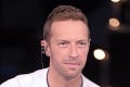 Spevák skupiny Coldplay sa uzmieril s Dakotou Johnson: Opäť spolu vďaka jeho slávnej exmanželke