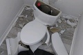 Neskutočné, čo zdemolovalo túto toaletu: Prírodný živel spôsobil hotovú výbušnú reakciu