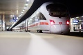 Veľký štrajk nemeckých železničiarov robí vrásky cestujúcim: Diaľkové vlaky nepremávajú