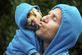 Zarážajúce výsledky prieskumu: Ľudia častejšie bozkávajú svojich psov než partnerov, a to nie je všetko