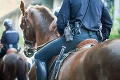 Unikla kontroverzná fotka: Policajti na koňoch uviazali černocha na lano a... Veď sa pozrite!