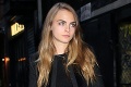 Cara Delevingne opäť provokuje: Kompletne nahá a na prsiach iba... Horúci záber!