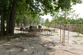 V Leopoldove vznikol nový park, spustila sa obrovská vlna odporu: Deti sa tu hrajú na náhrobkoch!