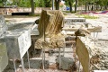 V Leopoldove vznikol nový park, spustila sa obrovská vlna odporu: Deti sa tu hrajú na náhrobkoch!