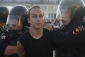 Hromadná demonštrácia v Moskve: Polícia zadržala už vyše tisíc ľudí
