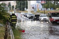 Slovensko bičoval dážď: Autá na D2 stáli, kuriózny pohľad na známu bratislavskú zastávku MHD