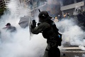 Prodemokratické protesty v Hongkongu: Polícia zasiahla proti demonštrantom slzotvorným plynom