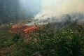 S požiarom na Orave bojujú už celé hodiny: Oheň sa snaží skrotiť 30 hasičov