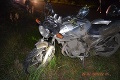 Motocyklista na strednom Slovensku sa zrazil s diviakom: Muž skončil v nemocnici, zviera uhynulo