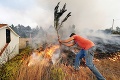 Portugalsko sužujú požiare, nasadených je 1800 hasičov: S plameňmi bojujú aj ľudia s vedrami