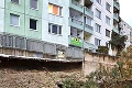 Zosunutý múr v bratislavskej Karlovej Vsi už zarastá burinou: Na opravu obyvatelia čakajú 7 mesiacov