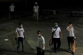 Ďalšie násilnosti v Hongkongu: Dav maskovaných mužov s obuškami napadol cestujúcich