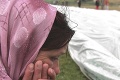 V Bosne usporiadali pohreb moslimom, zavraždených počas vojny: Zúčastnilo sa ho niekoľko tisíc ľudí