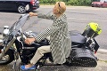 Marína Kráľovičová ide s dobou aj vo svojom veku: Štýlová motorkárka