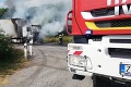 Ďalší horiaci kamión: Hasiči bojujú s požiarom pri Kremnických Baniach, cesta je uzavretá