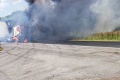 Ďalší horiaci kamión: Hasiči bojujú s požiarom pri Kremnických Baniach, cesta je uzavretá