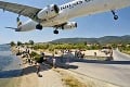 Grécky ostrov ponúka zážitok na celý život: Lietadlá pristávajú len pár metrov nad hlavami turistov