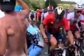 Vtipálek na Tour: Fanúšik chcel dráždiť cyklistov, schytal drsný pozdrav