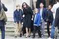 Angelina Jolie po krachu manželstva s Bradom Pittom: Jej srdce získal pohľadný obchodník!