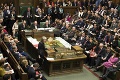 Britská vláda kritizuje hlasovanie poslancov Dolnej snemovne: Je to nebezpečný precedens